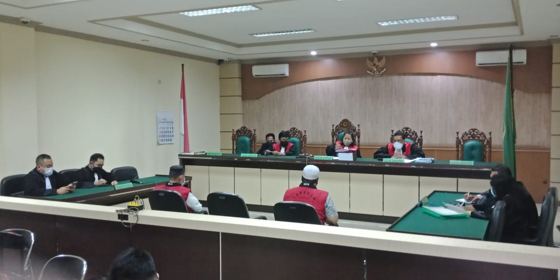 Sidang kasus dugaan pungutan liar dengan terdakwa mantan Kades Simpang Warga Kecamatan Aluh-aluh dan Sekdes,Mansyur dan Abdul Rasyid. (Foto -istimewa)