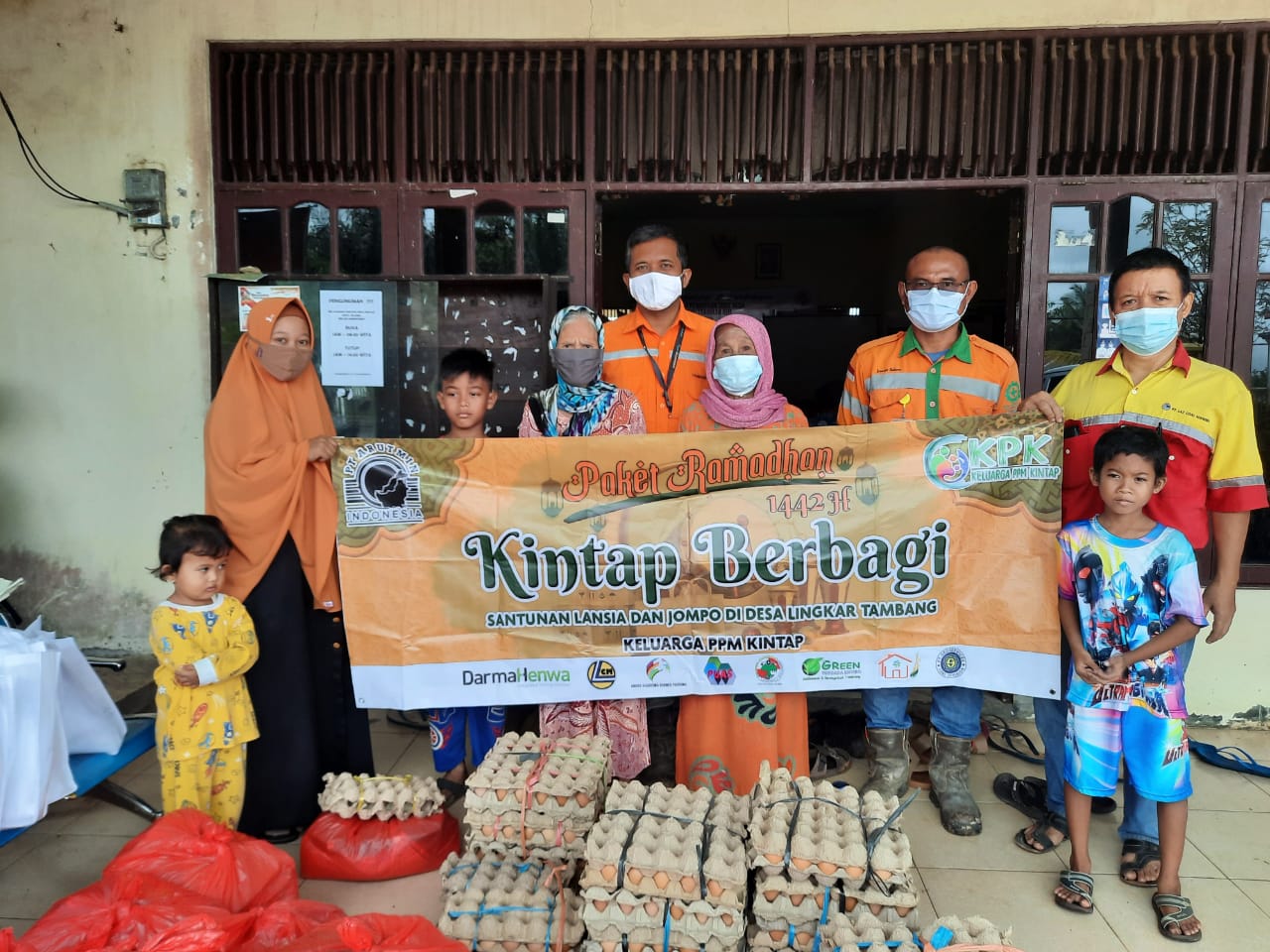 Arutmin Site Kintap Bagikan 500 Paket Sembako Untuk Anak Yatim dan Lansia
