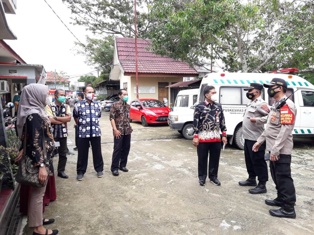 Kadinkes Tapin Dr H Alfian Yusuf bersama kepolisan setempat Saat menyambut Vaksin di Tapin