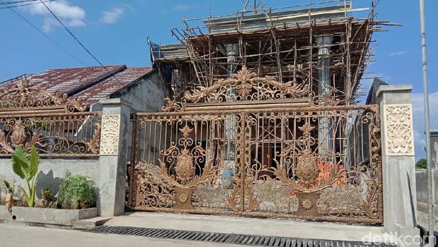 PM telah ditetapkan jadi tersangka kasus dugaan daur ulang alat tes antigen, memiliki sebuah rumah mewah yang sedang dibangun yang beralamat di Griya Pasar Ikan, Simpang Priuk, Lubuklinggau.
