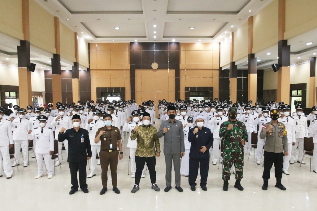Setelah terpilih dalam Pilkades Serentak beberapa waktu lalu, 140 kepala desa dilantik dan diambil sumpah jabatannya oleh Bupati Banjar H. Saidi Mansyur untuk masa 2021 - 2027, di Aula Dinas Pendidikan Kabupaten Banjar, Kamis ( 02/07 ) siang.