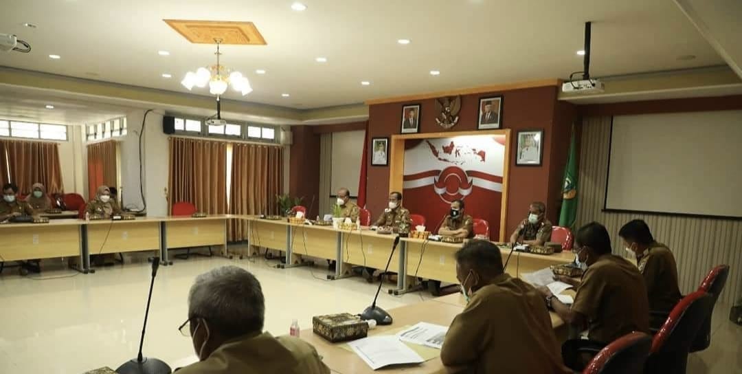 Rapat Koordinasi Penanganan Covid-19 di Aula Barakat, Senin (26/7/2021).