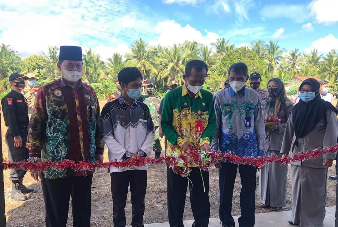 upati Tanah Laut HM Sukamta meresmikan Gedung Serba Guna di Desa Kintap, ditandai dengan pemotongan pita