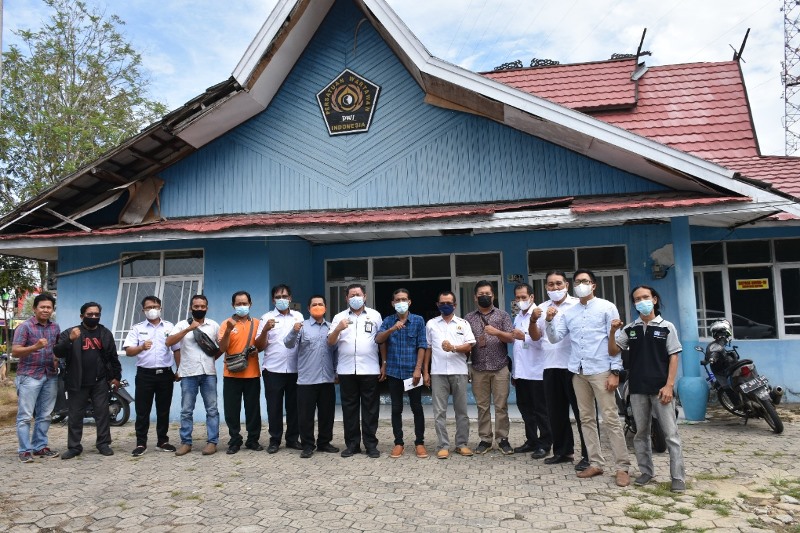 Kadis Kominfo Kapuas Dr H Junaidi bersama jajarannya saat melakukan kunjungan ke Kantor Persatuan Wartawan (PWI) Kabupaten Kapuas, Jalan Maluku, Kecamatan Selat, Rabu (14/7).