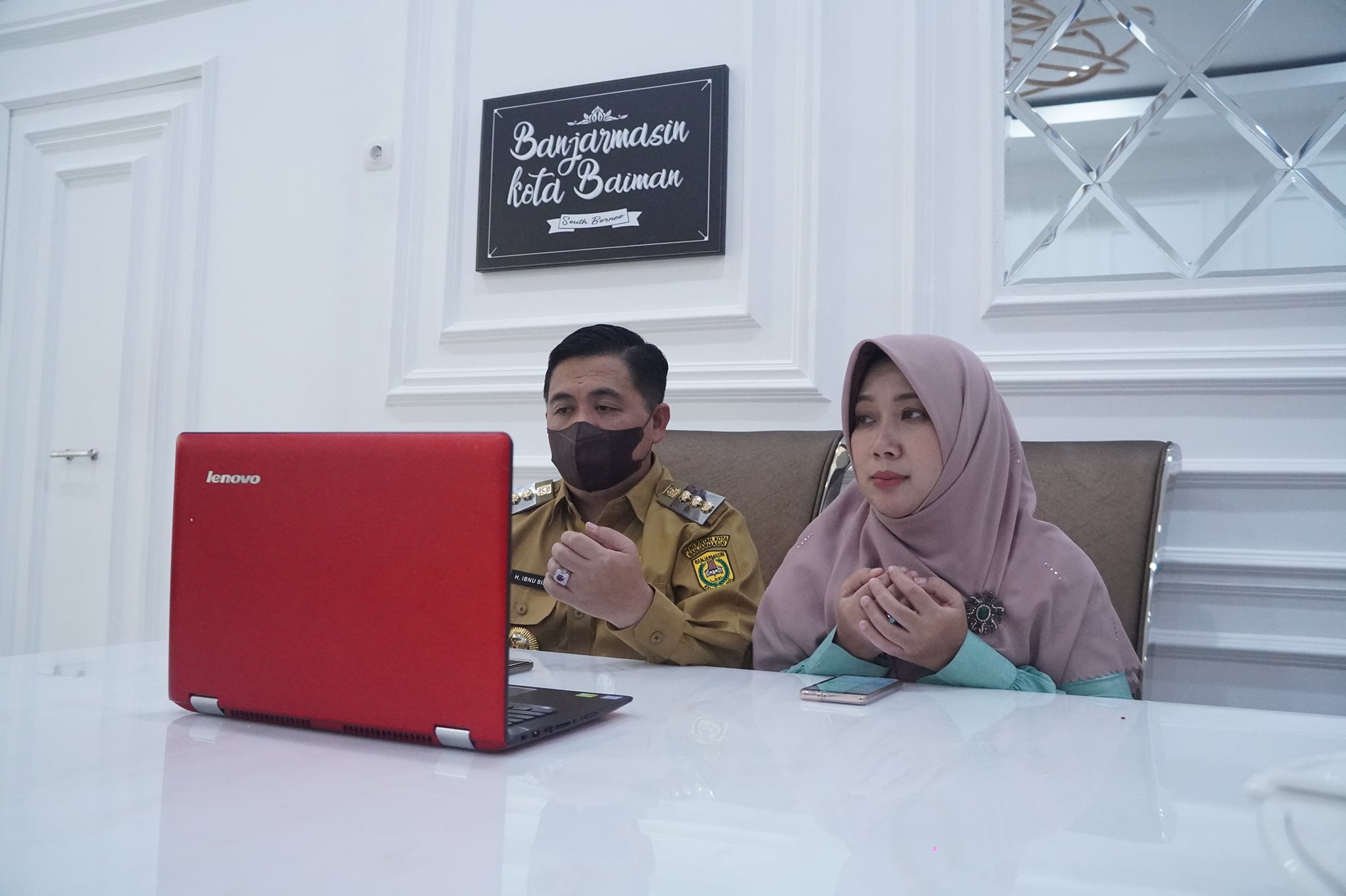 Walikota Banjarmasin, H Ibnu Sina dan ketua TP PKK, Hj Siti Wasilah mengikuti kegiatan pembukaan Program Akselerasi Umkm Berorientasi Ekspor secara virtual di Rumah Dinas Walikota Banjarmasin, Senin (23/08).