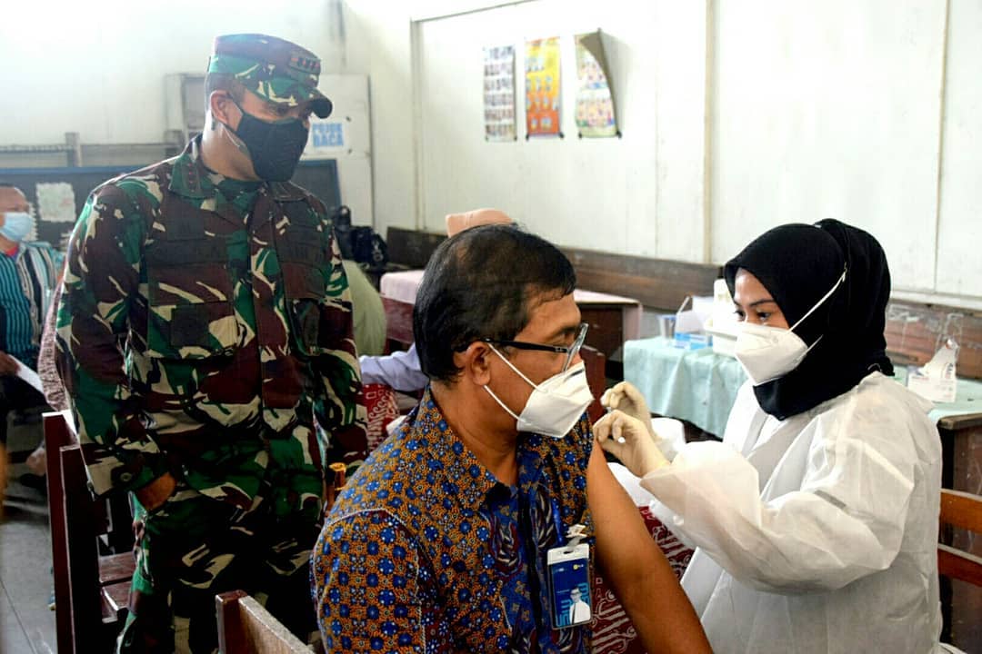 Proses suntik vaksinasi yang dilakukan oleh petugas kesehatan (26/8).