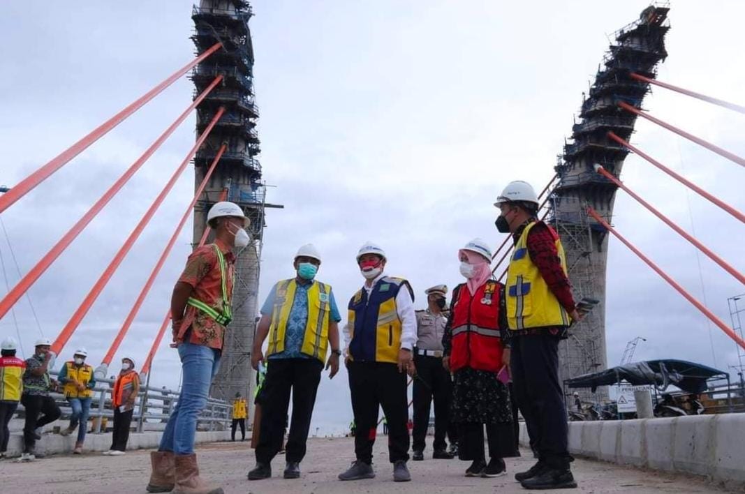 Walikota Banjarmasin, H Ibnu Sina meninjau langsung progres pembangunan jembatan alalak (13/8)