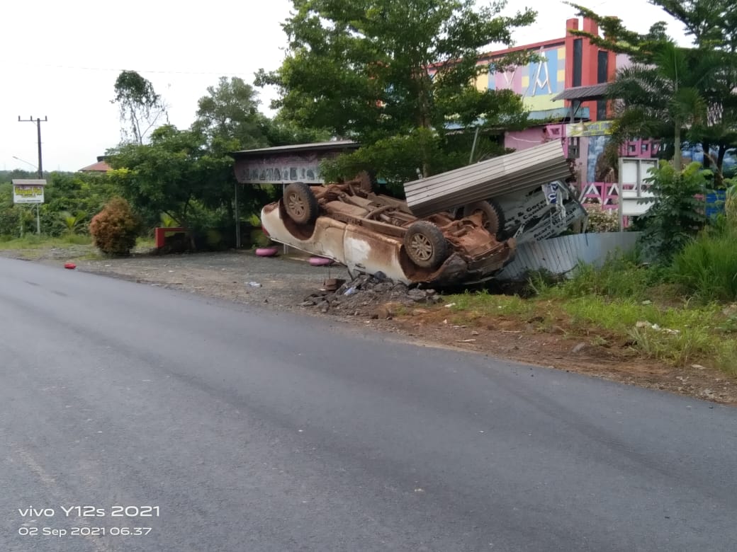 Lakalantas terjadi di Jalan Ahmad Yani Desa Asam-Asam Jorong Tala, sebuah mobil Strada warna Putihterbalik dan menabrak sebuah pohon, Kamis (2/9) siang.