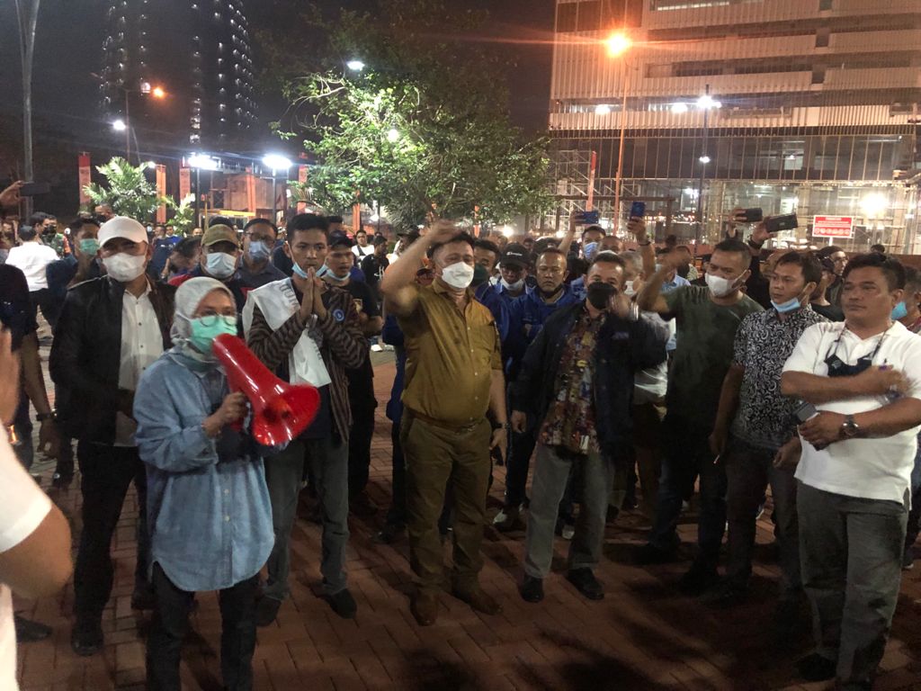Ketua DPD Partai Demokrat Banten, Iti Jayabaya, didampingi ratusan kader, mendatangi lokasi tempat diselenggarakannya peringatan HUT Partai Demokrat mengatasnamakan Moeldoko