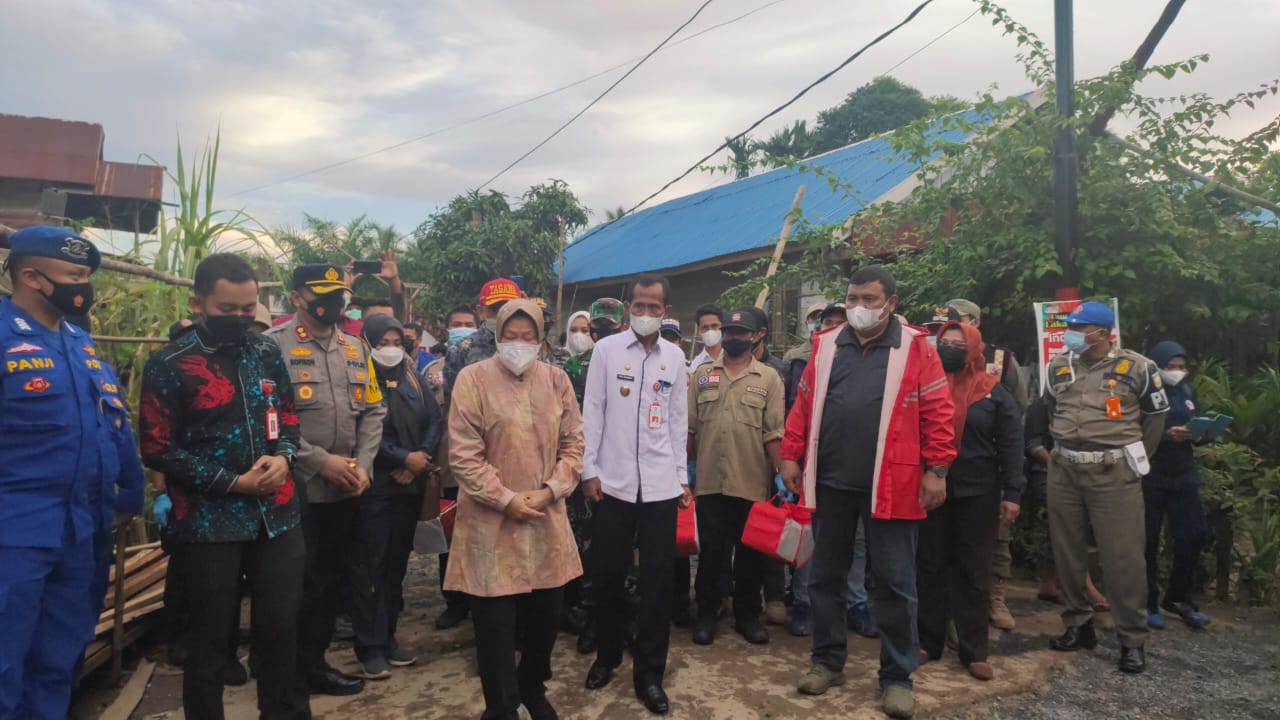 Mensos RI Tri Rismaharini didampingi Bupati Tala HM Sukamata Melakukan Kunjungan ke Lokasi Banjir Desa Asam-Asam Jorong