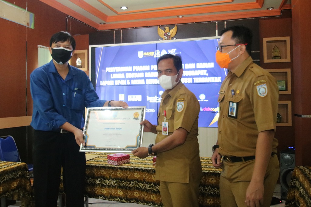 Kepala DKISP Banjar H.M Aidil Basith menyerahkan hadiah kepada pemenang.