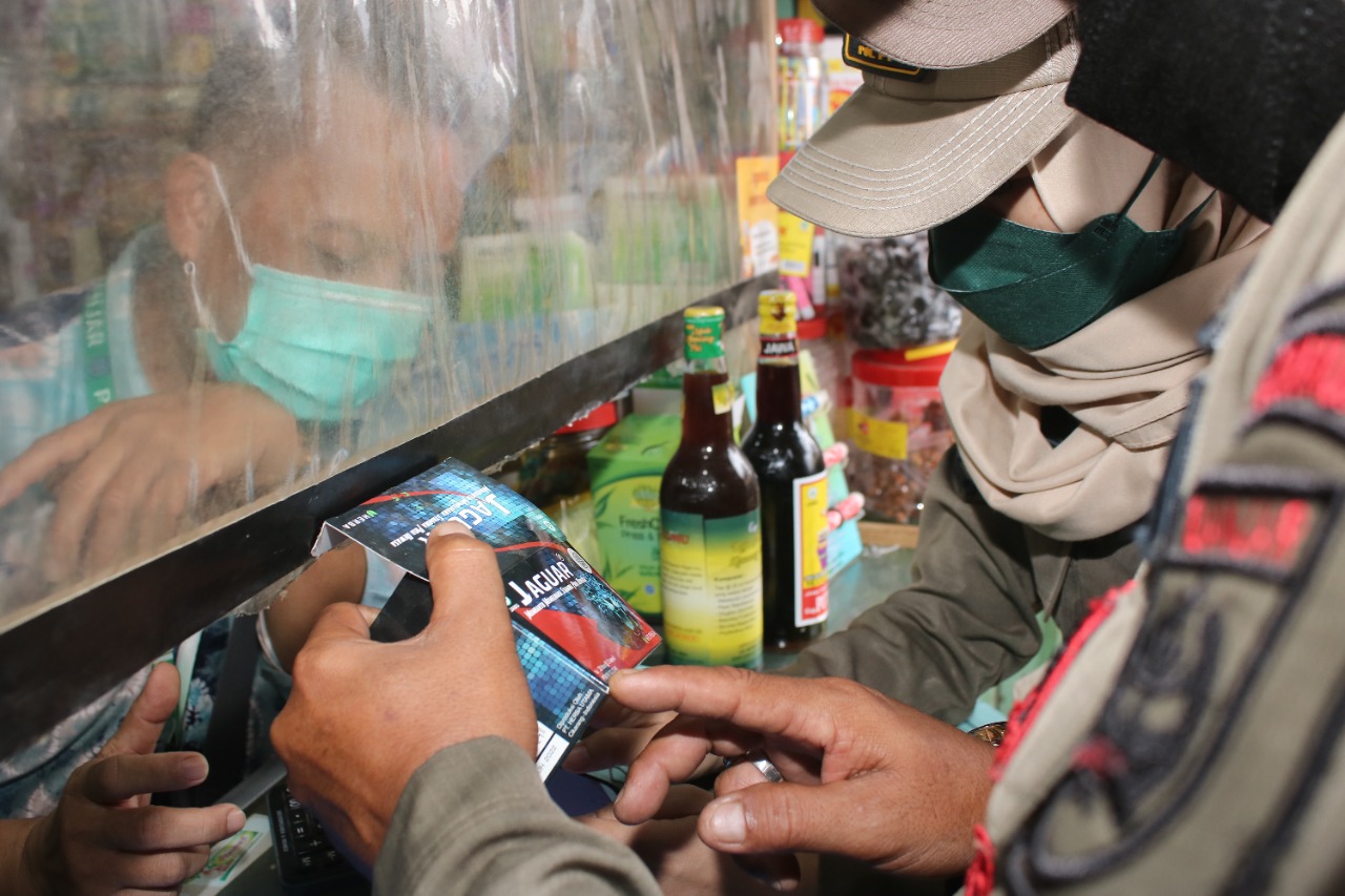 Petugas Gabungan Kabupaten Banjar saat melaksanakan kegiatan Operasi Gabungan Non Yustisi dengan menyasar di beberapa tempat seperti toko obat