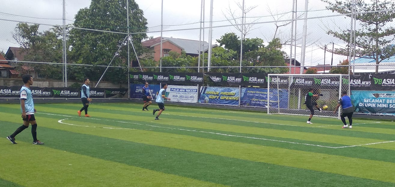 Hakim dan pegawai serta tenaga honor di Pengadilan Negeri Banjarmasin saat main bola.