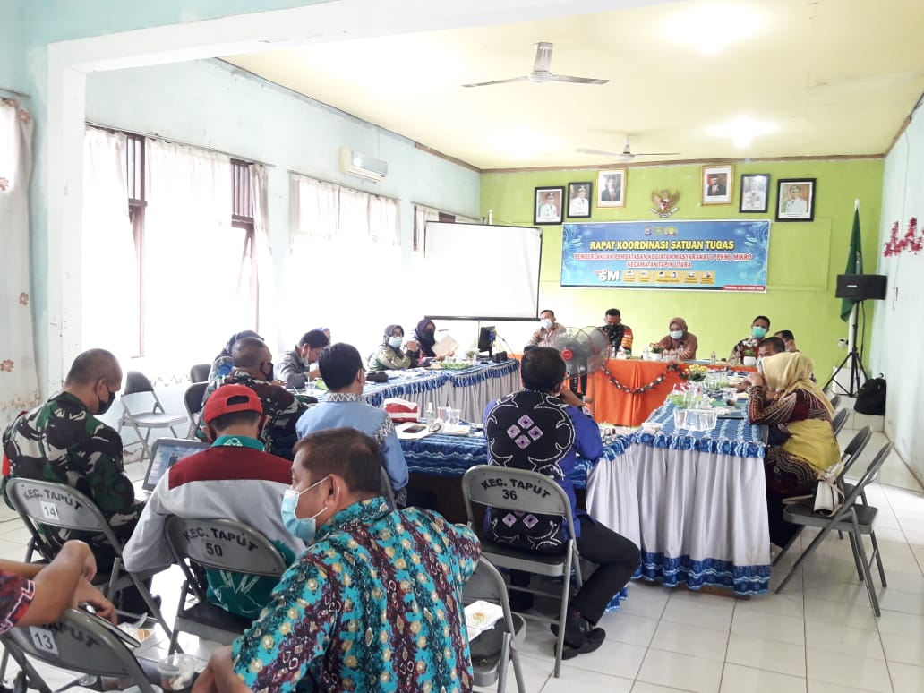 Suasana rapat koordinasi Tim Satgas Covid-19 Kecamatan Tapin Utara dalam rangka persiapan menghadapi pembelajaran tatap muka.