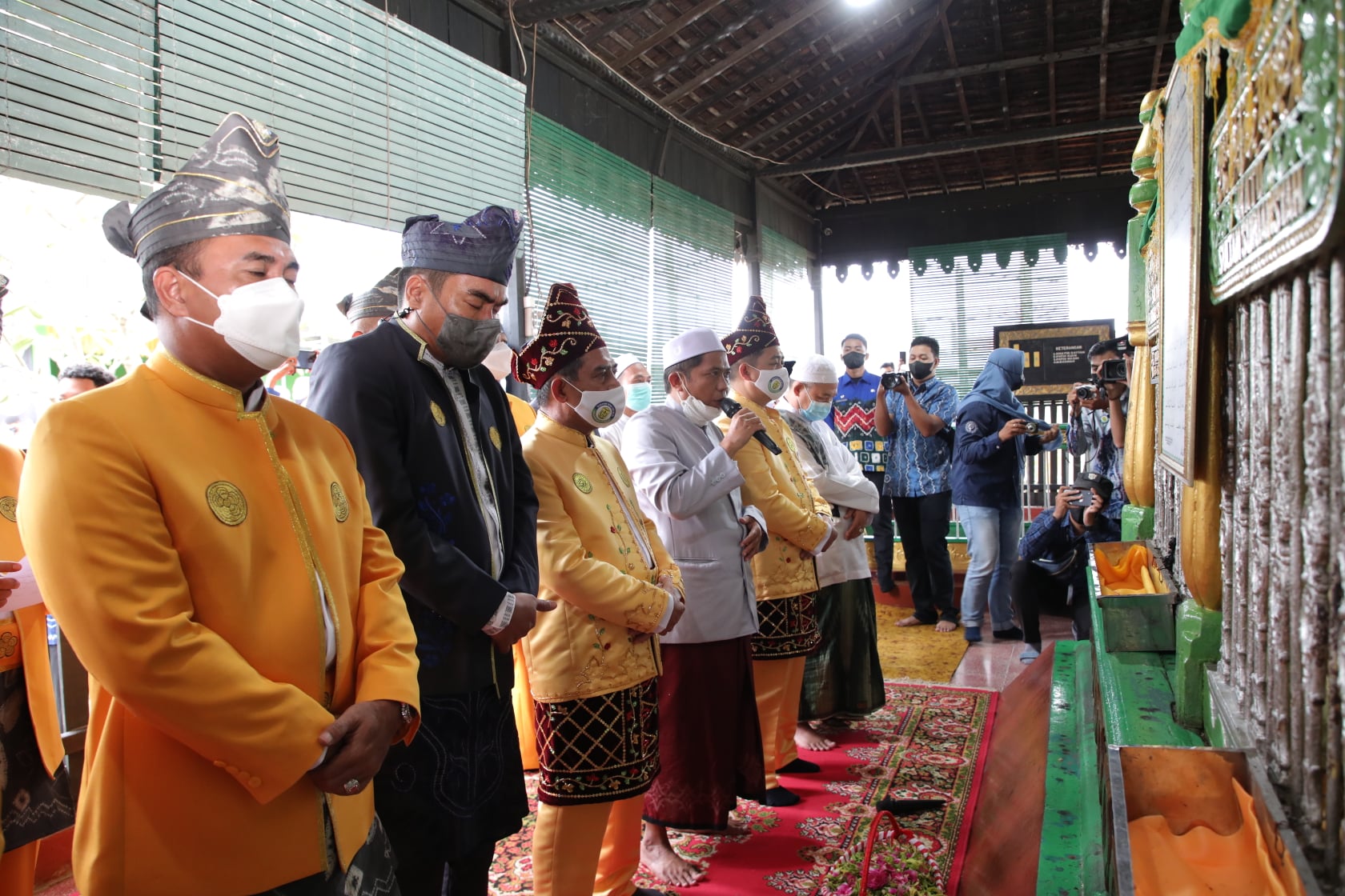 Walikota Banjarmasin, H Ibnu Sina dan Wakil Walikota Banjarmasin , H Arifin Noor saat menyambangi makam Sultan Suriansyah, Jum'at (24/09).