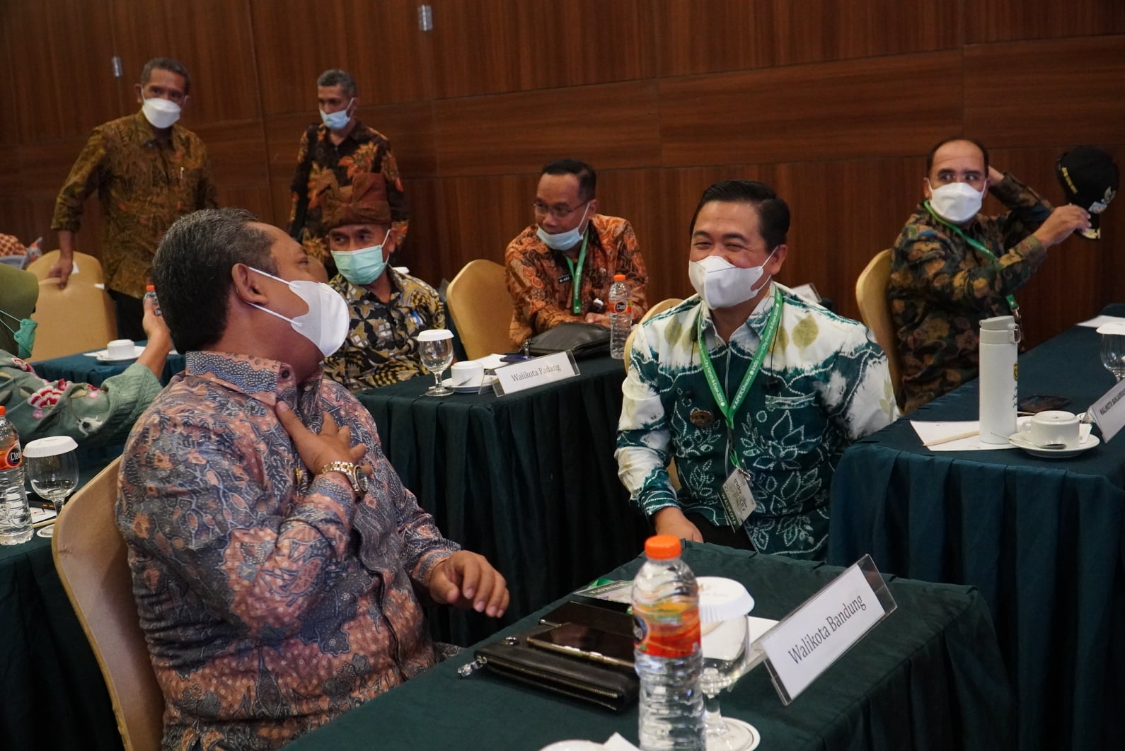 Walikota Banjarmasin, H Ibnu Sina saat berbincang dengan Walikota Bandung, H Oded Mohamad Danial.