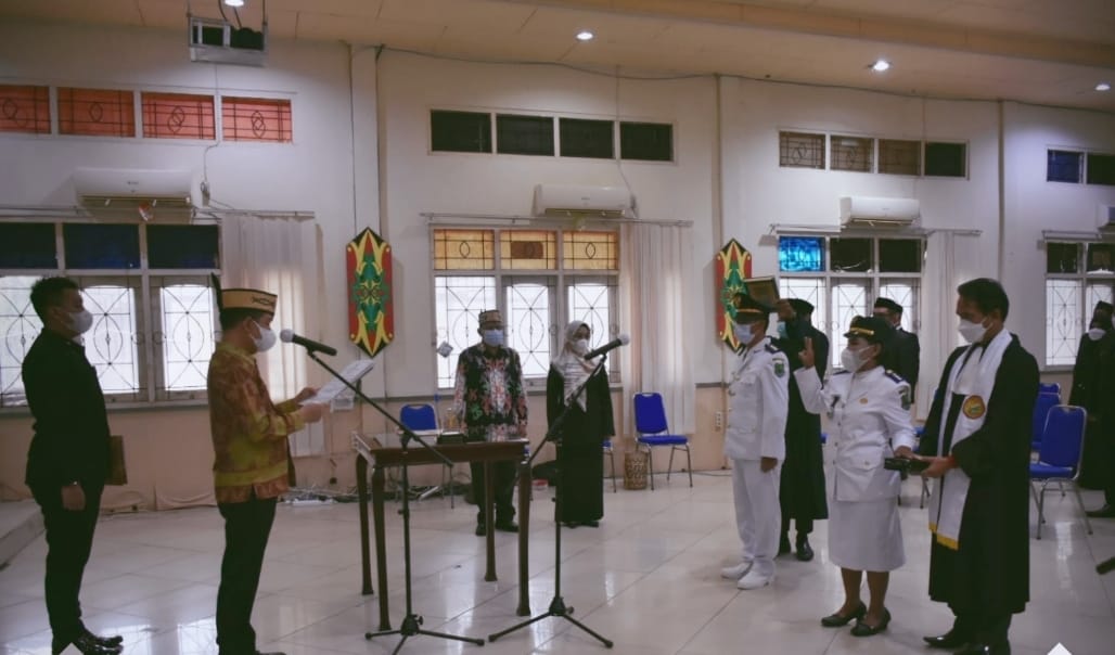 Bupati Ben Brahim saat melantik 7 orang Pejabat Administrator dan 22 orang pejabat Pengawas di lingkungan Pemerintah Daerah Kabupaten Kapuas, bertempat di Aula Bappeda Kapuas, Kamis (21/10).