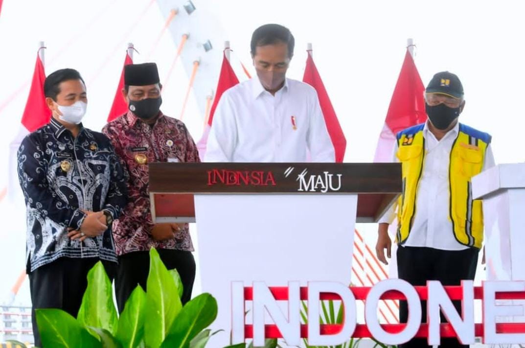 Presiden Joko Widodo Resmikan Jembatan Sungai Alalak di Banjarmasin, Kamis (21/10) sore.