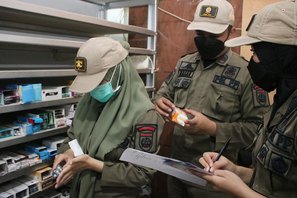Tim gabungan saat melakukan operasi penertiban peredaran obat-obatan terlarang disalah satu toko obat di Maratapura, Jumat (1/10).