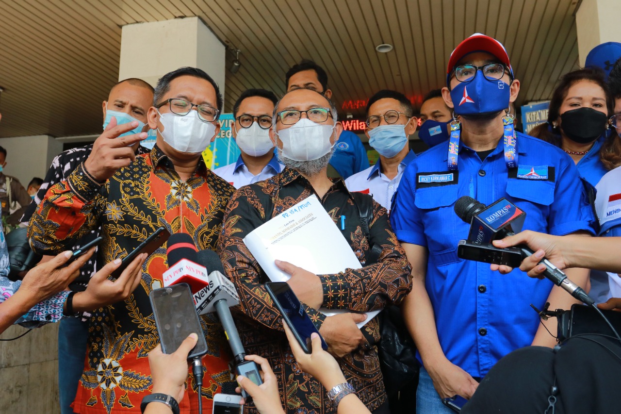 Kuasa hukum DPP Partai Demokrat, Bambang Widjojanto bersama tim usai sidang.