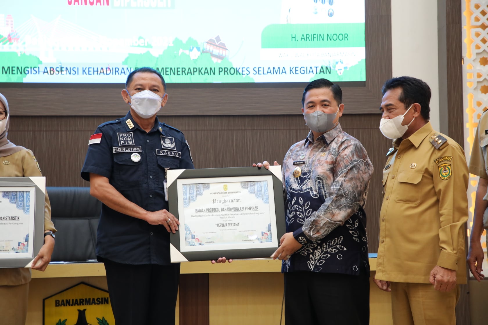 Walikota Banjarmasin, H Ibnu Sina didampingi Wakil Walikota Banjarmasin, H Arifin Noor saat memberikan penghargaan kepada Husin Luthfie, selaku pimpinan Bagian Protokol dan Komunikasi Pimpinan (Prokompim).