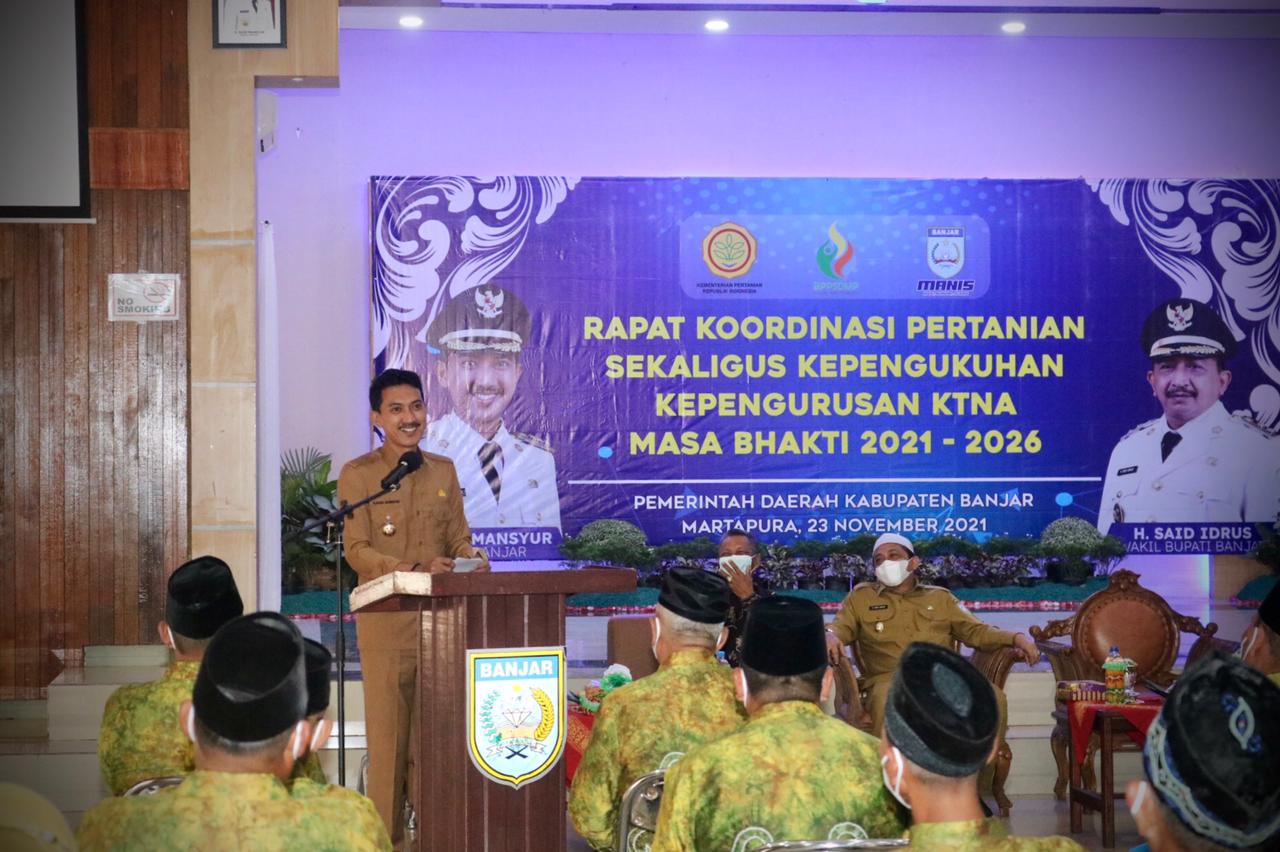 Bupati Banjar Saidi Mansyur saat membuka rapat koordinasi pertanian sekaligus mengukuhkan kepengurusan Kelompok Tani Nelayan Andalan (KTNA) 2021-2026