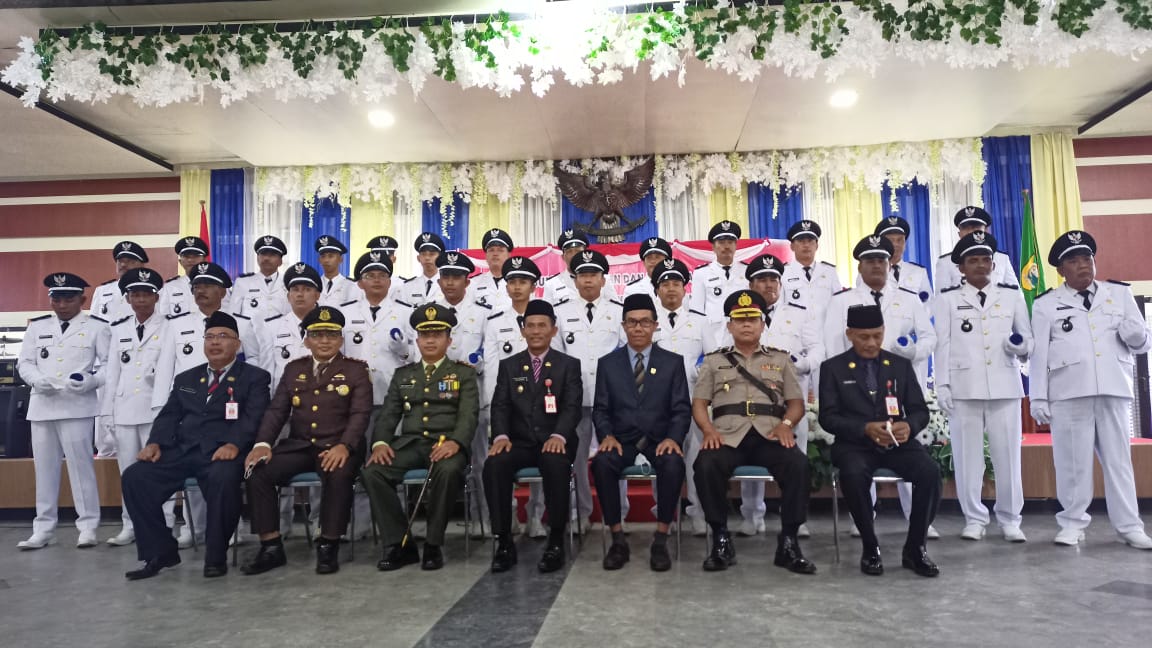 Sebanyak 26 Kepala Desa terpilih di Kabupaten Tanah Laut resmi dilantik Bupati Tala HM Sukamta di Balairung Tuntung Pandang. Selasa ( 21/21/2021)