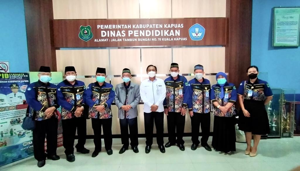 Kepala Dinas Pendidikan Kabupaten Kapuas H. Suwarno Muriyat dan Ketua Dewan Pendidikan Kabupaten Kapuas KH. Muchtar Ruslan, serta anggota.
