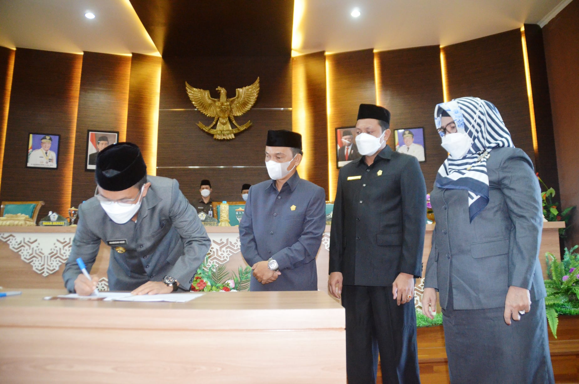 Wakil Bupati Barito Kuala, H Rahmadian Noor saat menandatangani persetujuan APBD tahun 2022 bersama Ketua DPRD Barito Kuala, Saleh, Selasa (30/11).