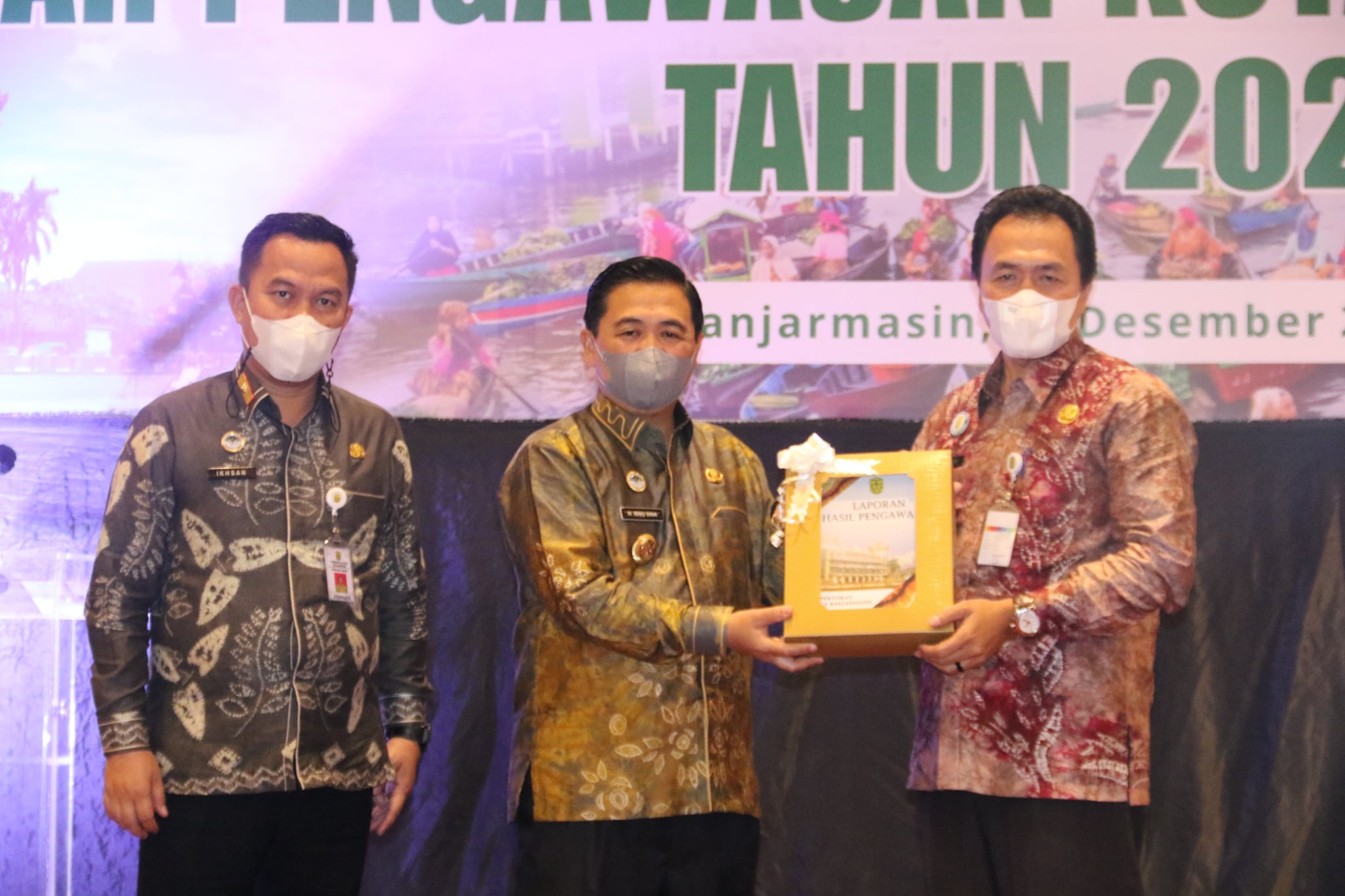 Walikota Banjarmasin, H Ibnu Sina saat menyerahkan penghargaan SKPD terbaik di Ballroom Golden Tulip, Galaxy Hotel Banjarmasin, Kamis (16/12).