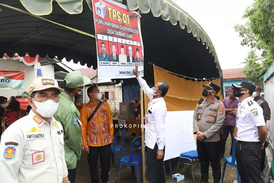 Bupati Tanah Laut, H Sukamta saat meninjau langsung gelaran pesta demokrasi pemilihan kepala desa, Rabu (1/12).