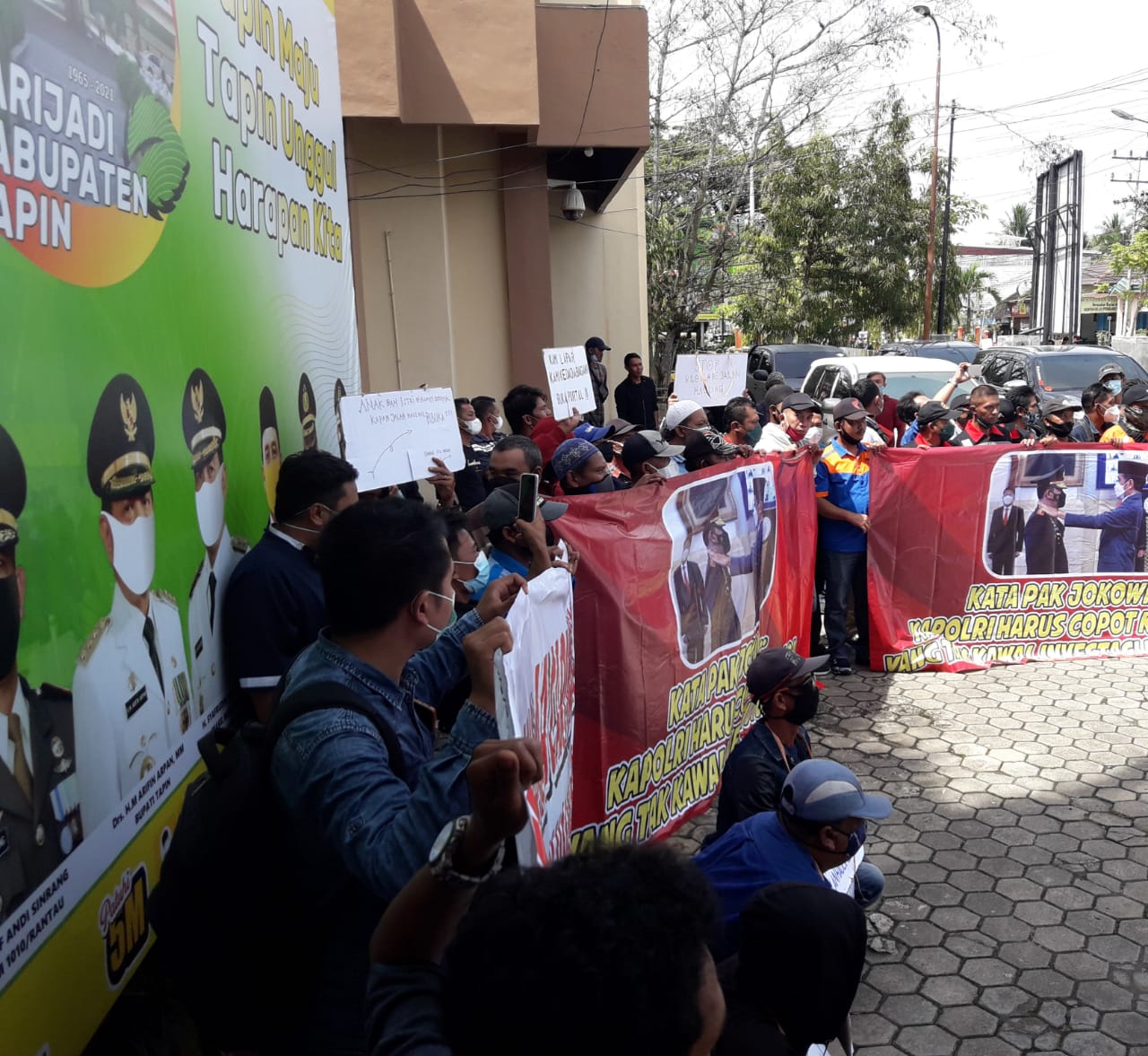 Gambar : Puluhan Sopir berunjuk rasa di depan Kantor DPRD Kabupaten Tapin, Rabu (8/12).