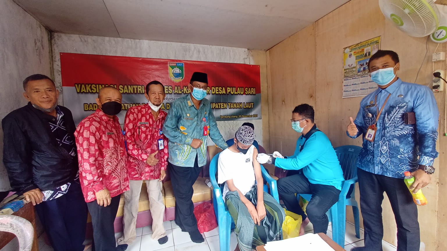 Santri dan dewan guru Pondok pesantren Al-Kautsar Desa Pulau Sari, Kecamatan Tambang Ulang , Kabupaten Tanah Laut mengikuti Vaksinasi Covid-19. Kamis ( 30/12/2021).