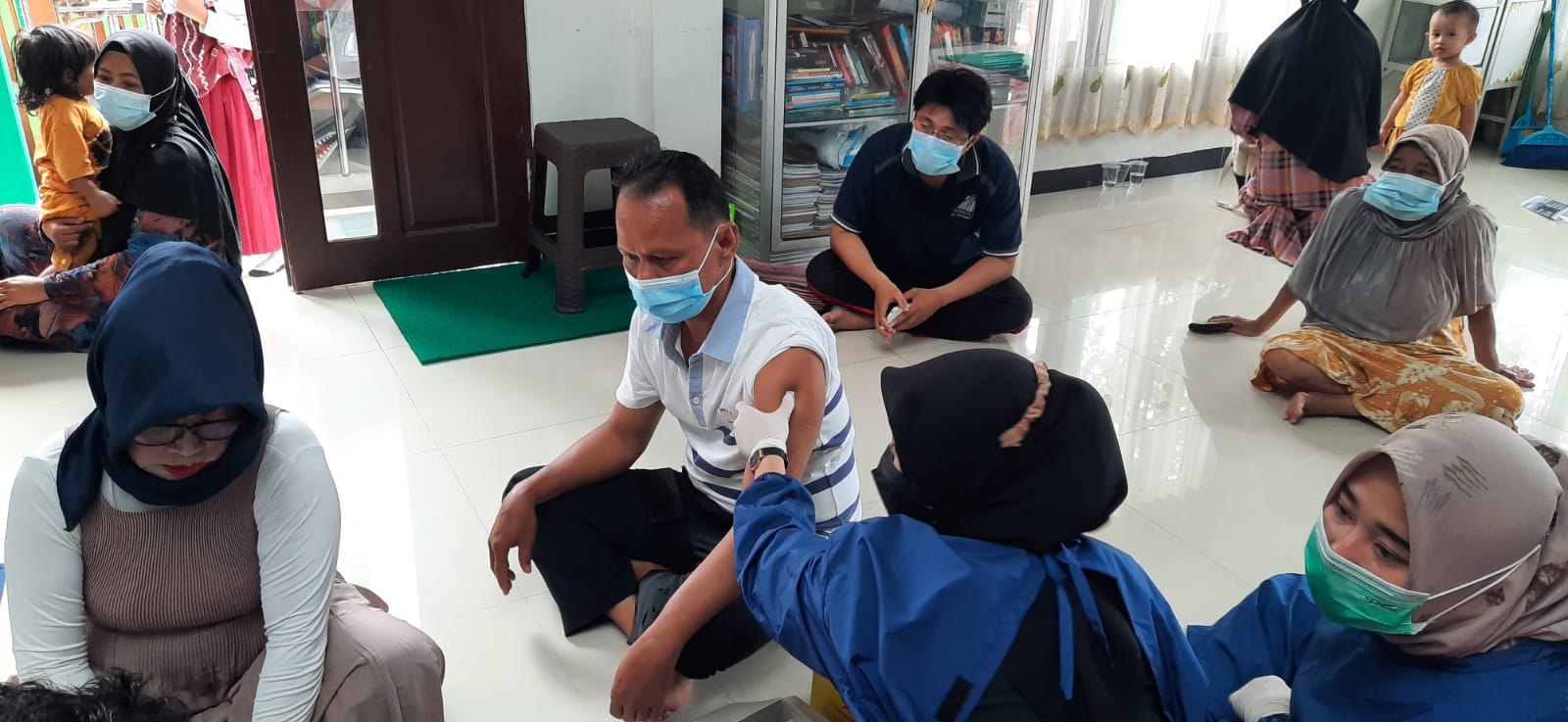 Puskesmas Kelayan Dalam menggelar Vaksinasi Covid19 di Mushola Al Ikhlas Kelayan A Gang Antasari Rt.04 Banjarmasin Selatan, Rabu (30/11/2021).