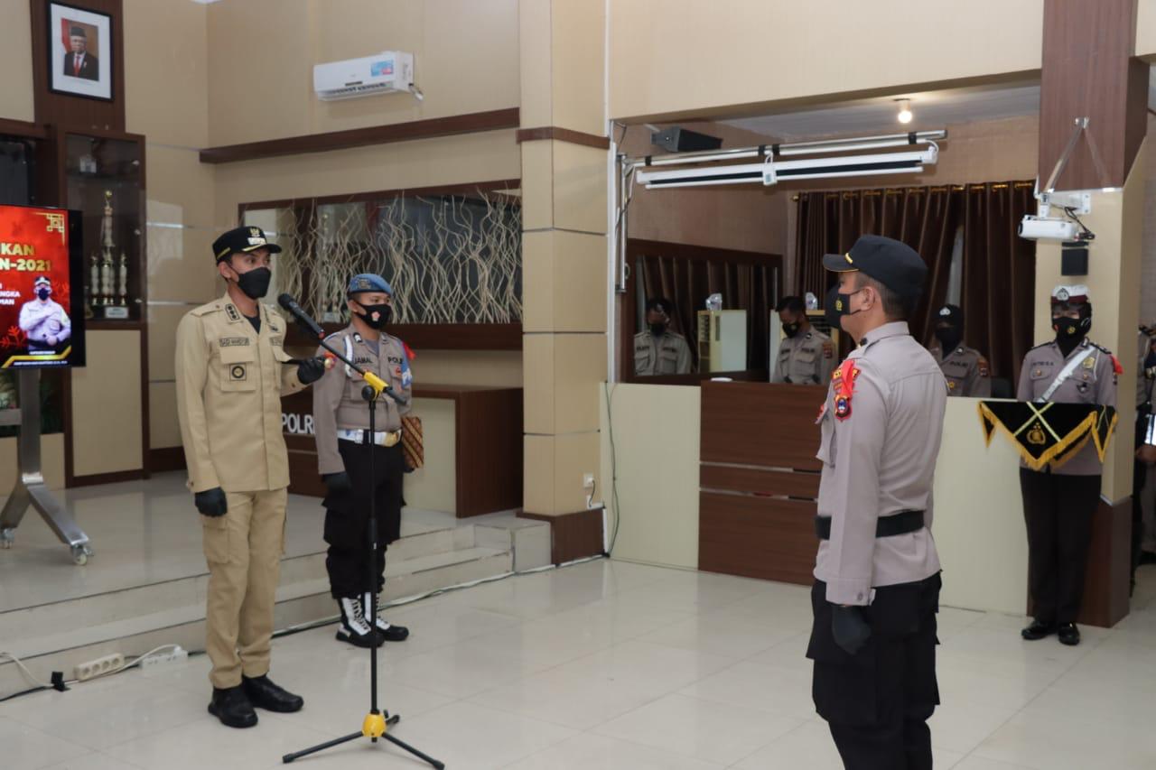 Bupati Banjar H Saidi Mansyur Saat memimpin apel Gelar Pasukan Operasi Kepolisian Terpusat Lilin Intan Tahun 2021 , di Aula Tribrata Polres Banjar, Kamis (23/12) pagi.