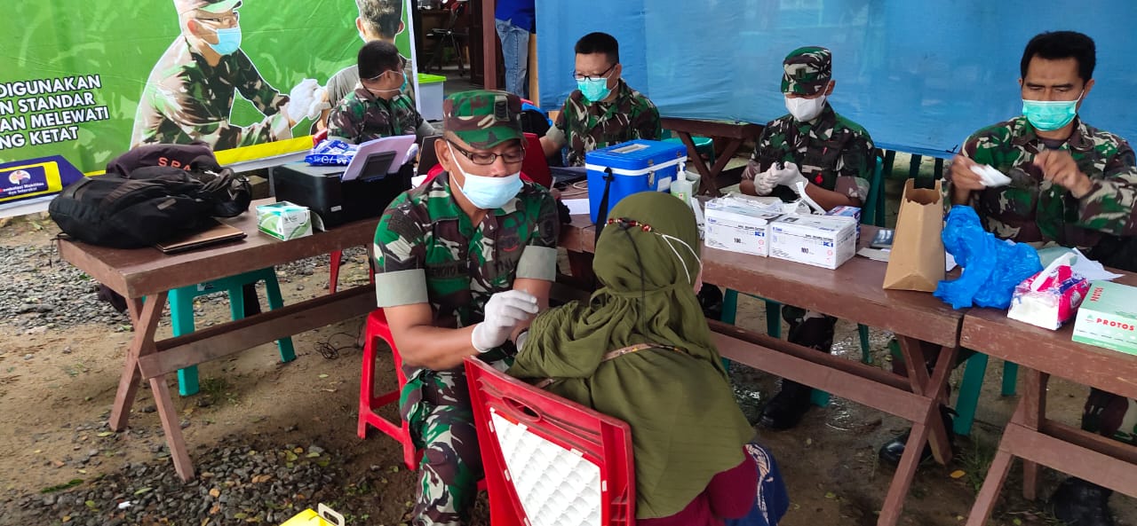 Serbuan Vaksin (Servak) digelar TNI atau Kodim 1010 Tapin diserbu ratusan warga Desa Suato Tatakan, Kecamatan Tapin Selatan, Kamis (23/12/2021) bertempat di halaman kantor desa setempat.