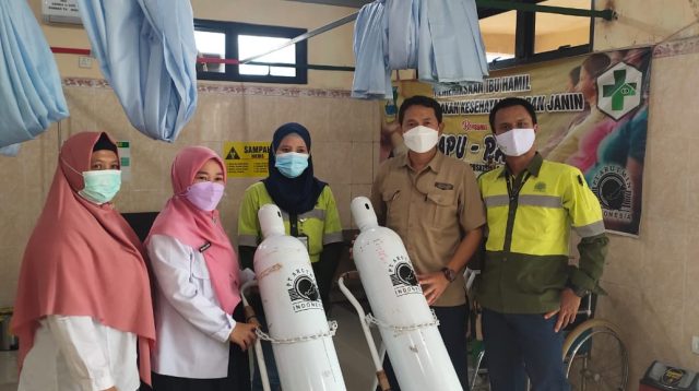 Puskesmas Asam-asam dapat bantuan berupa tabung gas oksigen berukuran jumbo dari Arutmin Indonesia Site Asamasam.