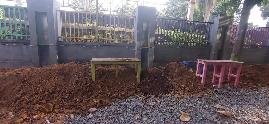 bekas galian tanah menutupi meja tempat para pedagang berjualan, tepatnya di Angkringan