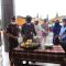 Bupati Tala HM Sukamta memotong nasi tumpung setelah resmikan kantor Kecamatan Batu Ampar