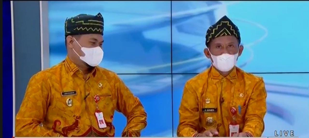 Bupati Tala H. M. Sukamta dan Wakil Bupati Tala Abdi Rahman dengan kompak menggunakan baju dari kain khas Tala yaitu sasirangan motif kijang berwarna kuning
