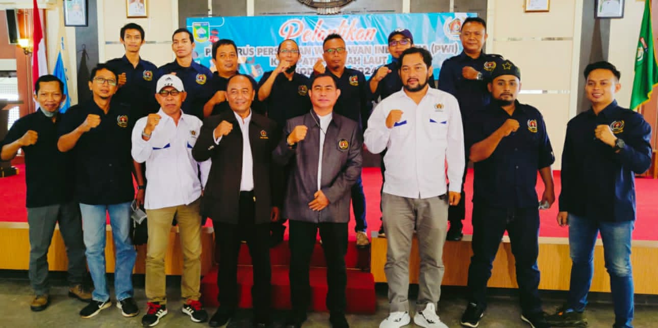Ketua PWI Provinsi Kalsel Zainal Helmie dan Rombongan Foto Bersama Dengan Pengurus PWI Tanah Laut yang baru dilantik