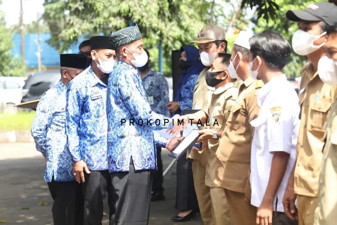 Bupati Tanah Laut, HM Sukamta memberikan piagam penghargaan Kepada Pemerintah Desa dan Badan Usaha tertib dalam pembayaran pajak ke daerah tahun 2021 ,di halaman kantor Badan Pendapatan Daerah (Bapenda) Tala, Senin (17/1/2022).