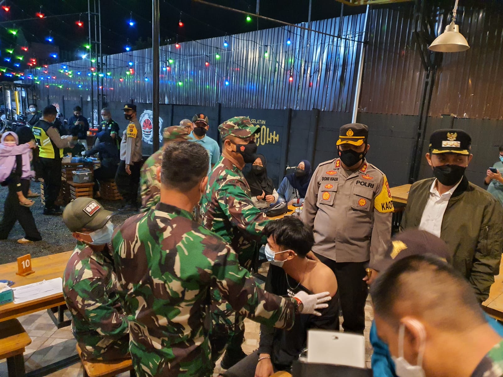 Bupati Banjar H Saidi Mansyur di temani Kapolres Banjar dan Dandim 1006 Banjar beserta jajaran nya saat melaksanakan vaksinasi ditempat cafe-cafe setempat
