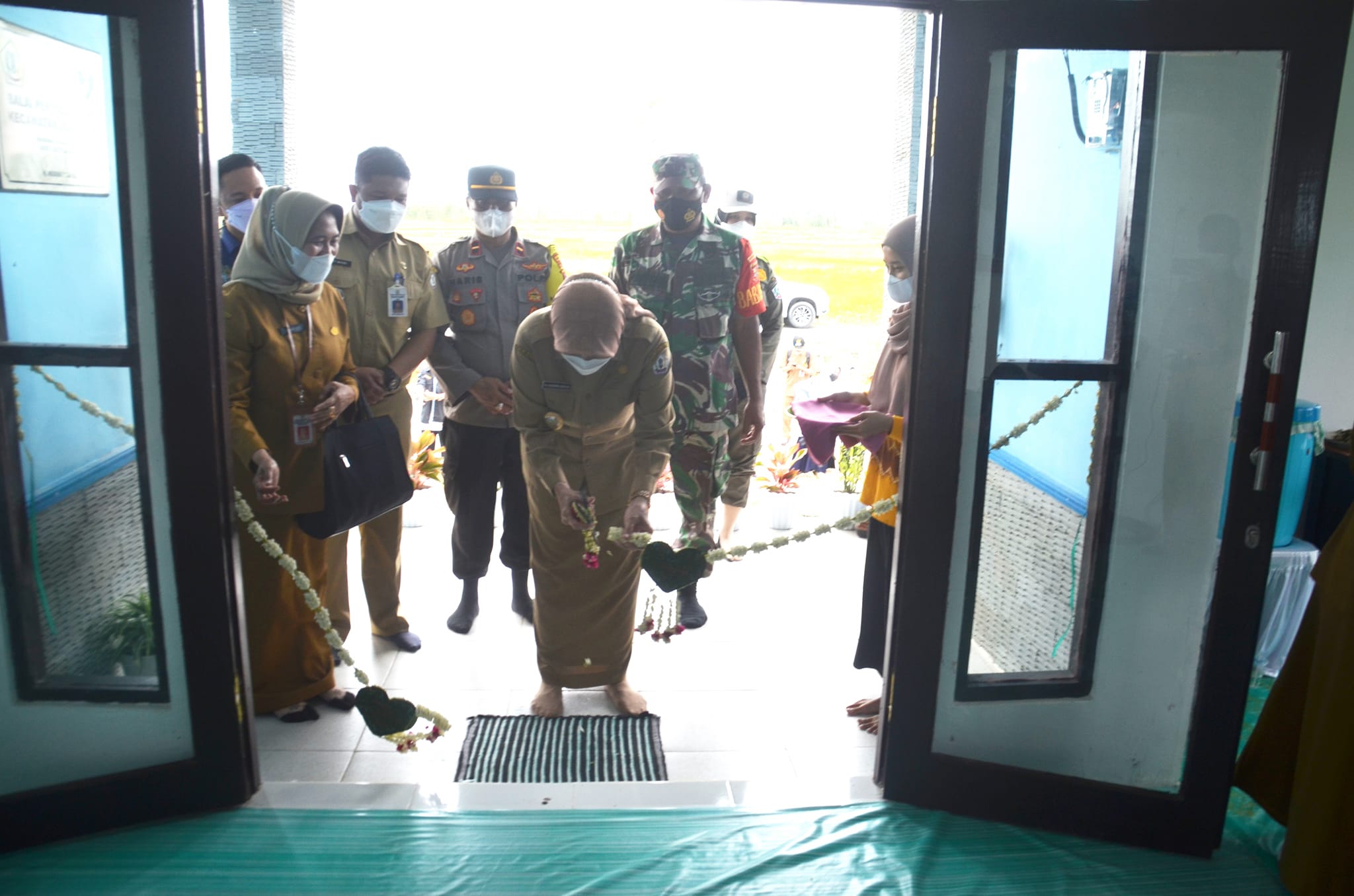 Bupati Barito Kuala, Hj Noormiliyani AS saat pengguntingan untaian melati tanda diresmikannya Balai penyuluhan KB Cahaya baru.