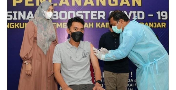 Bupati Banjar, H Saidi Mansyur Terima Suntikan Pertama Vaksinasi Booster.