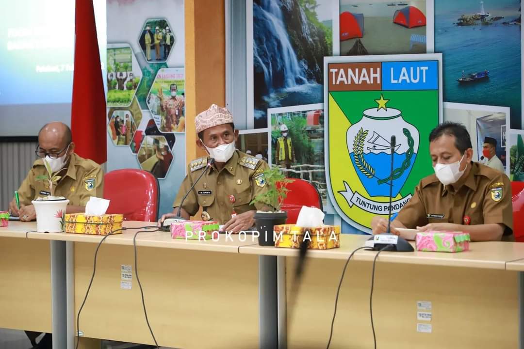Bupati Tanah Laut HM Sukamta , saat menghadiri acara Forum Group Discussion (FGD) BLUD Bidang Kesehatan di Ruang Barakat Sekretariat Daerah (Setda) Tala, Senin (7/2/2022