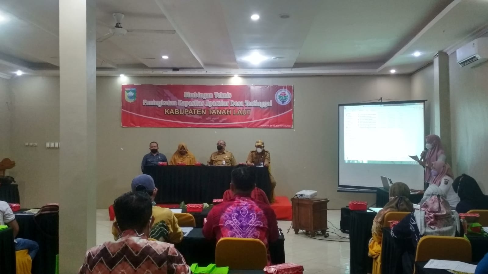 Dinas Pemberdayaan Masyarakat dan Desa (DPMD) Kabupaten Tanah Laut (Tala) menggelar Bimbingan Teknis Peningkatan Kapasitas Aparatur Desa Tertinggal di Aula Sinar Hotel Pelaihari pada Senin (21/02/2022)