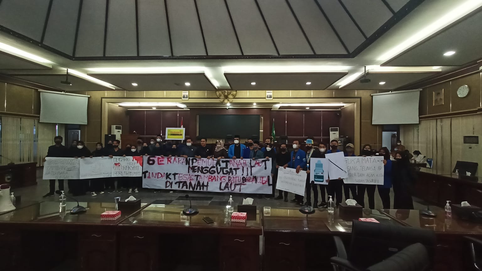 Gerakan Pemuda Tanah Laut yang tergabung dalam sejumlah organisasi seperti HPMTL, PMII dan IPPNU Tanah Laut saat melakukan audiensi dengan DPRD Tanah Laut