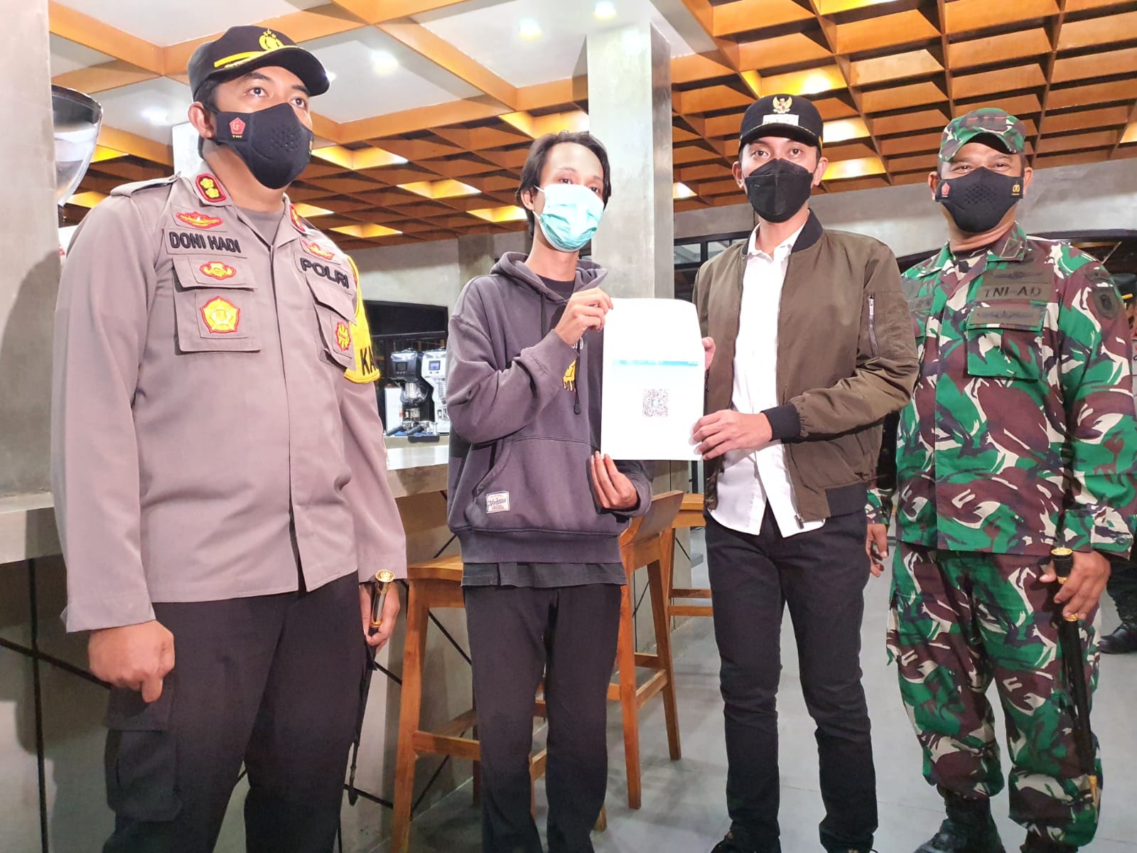 Bupati Banjar Serhkan piagam Vaksin pada Seorang Warga