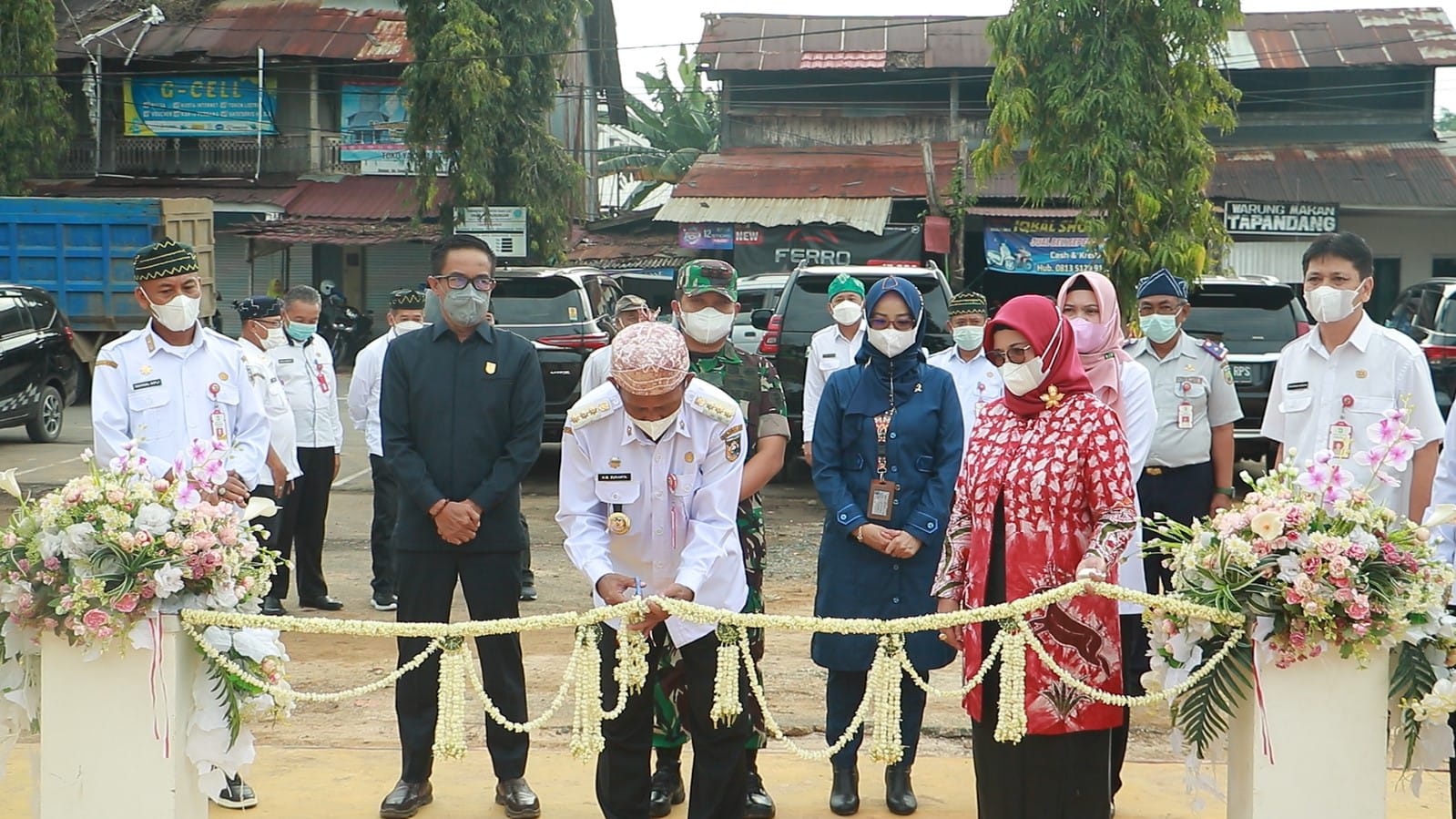 Bupati Tanah Laut HM Sukamta Ptong pita menandai peresmian RTP PasarLawas
